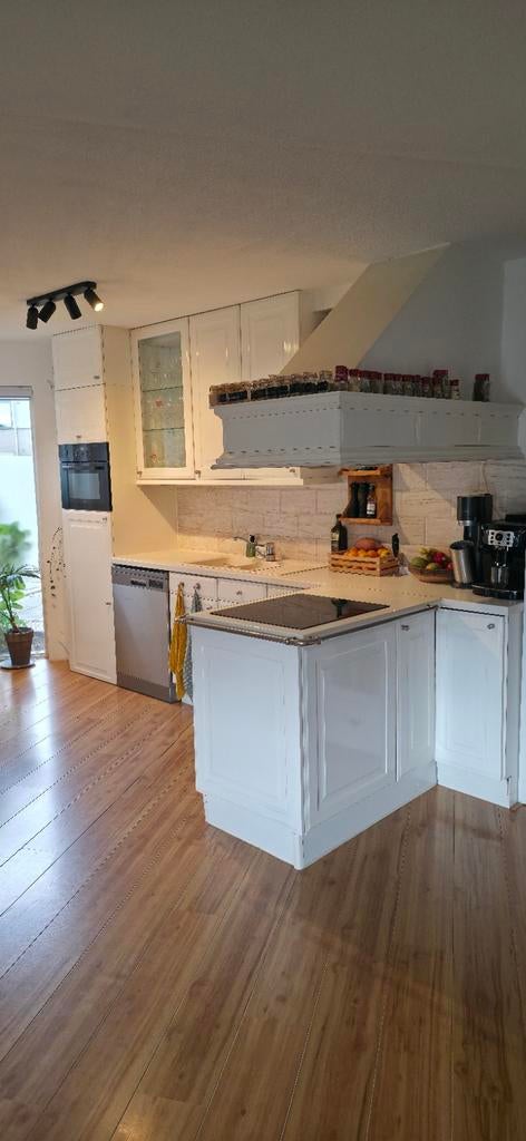 Keuken met elektrische kookplaat en combimagnetron, Huis en Inrichting, Keuken | Complete keukens, Ophalen, Gebruikt, Wit, Hoekkeuken