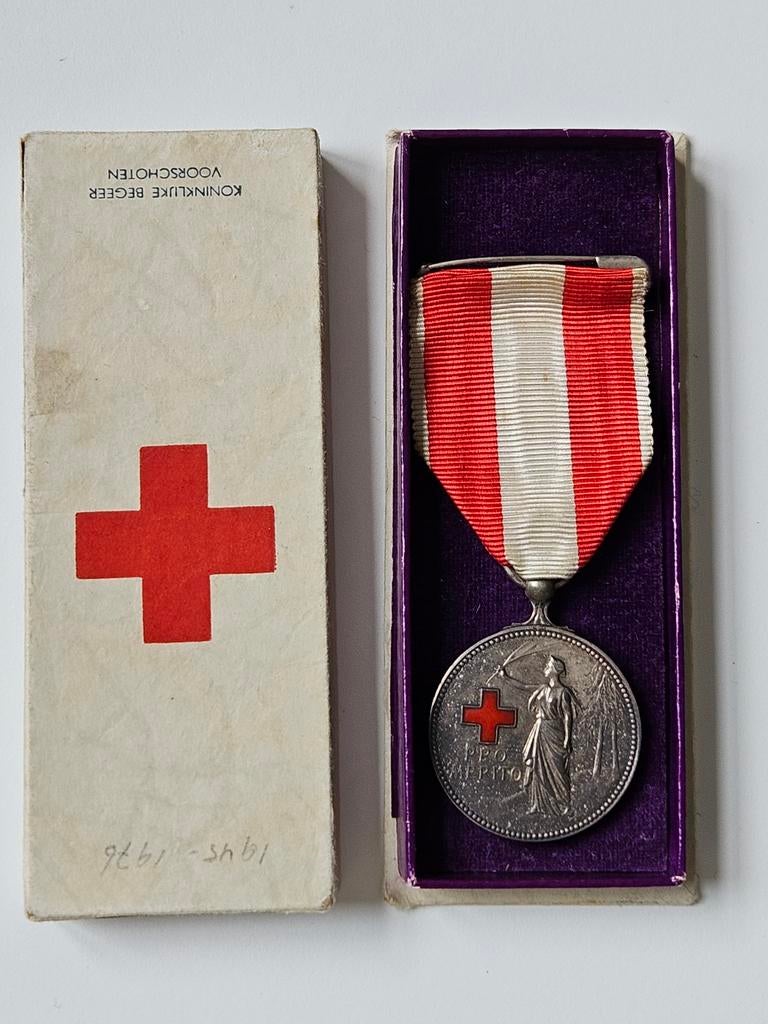 Medaille verdienste zilver Rode Kruis onderscheiding +doosje, Ophalen of Verzenden, Landmacht, Nederland, Lintje, Medaille of Wings