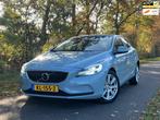 Volvo V40 2.0 D2 Nordic+ | Automaat + Navi + Cruise Nu € 1, Auto's, Volvo, Stof, Gebruikt, 4 cilinders, Blauw