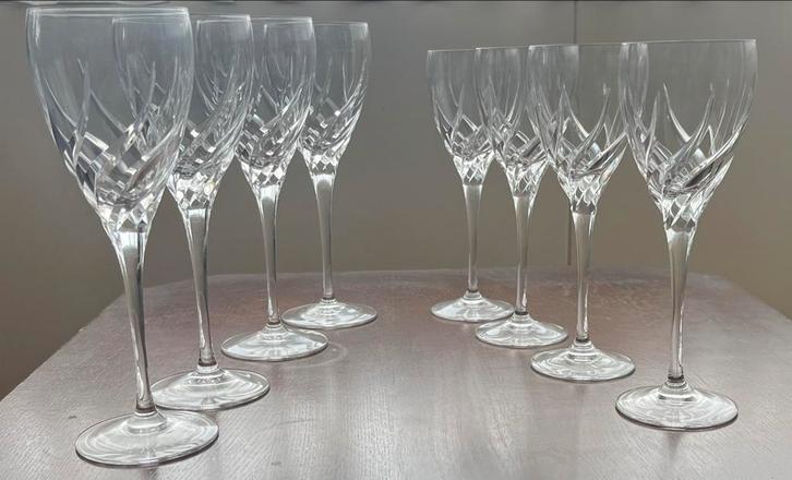 Acht rode en witte wijnglazen met geslepen decor, Antiek en Kunst, Antiek | Glas en Kristal, Ophalen