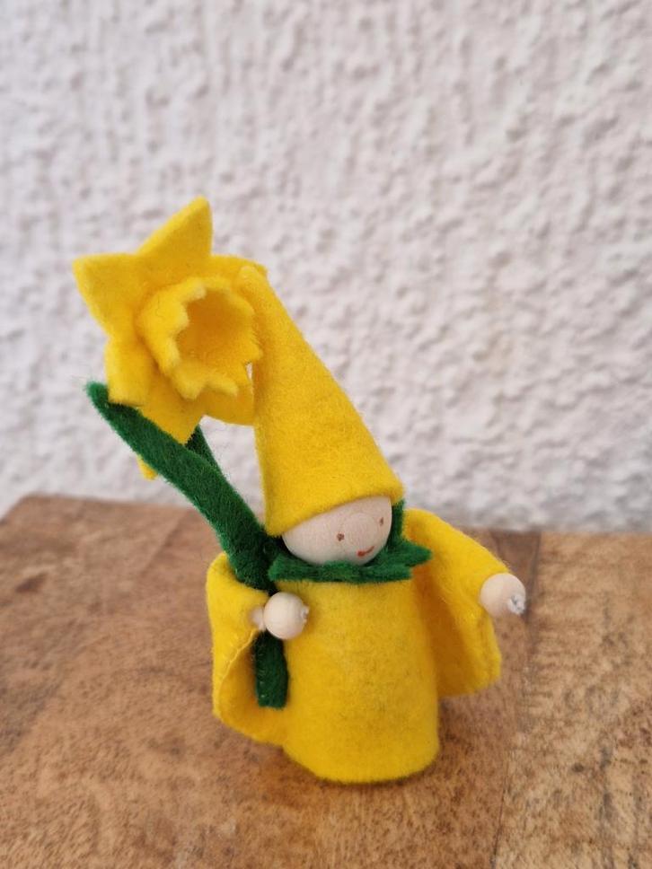 Klein Bloemenkindje Narcis van wolvilt voor de seizoenstafel, Hobby en Vrije tijd, Overige Hobby en Vrije tijd, Nieuw, Ophalen of Verzenden