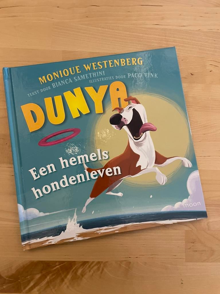 Boek: Dunya: een hemels hondenleven (Monique Westenberg), Boeken, Ophalen of Verzenden, Zo goed als nieuw