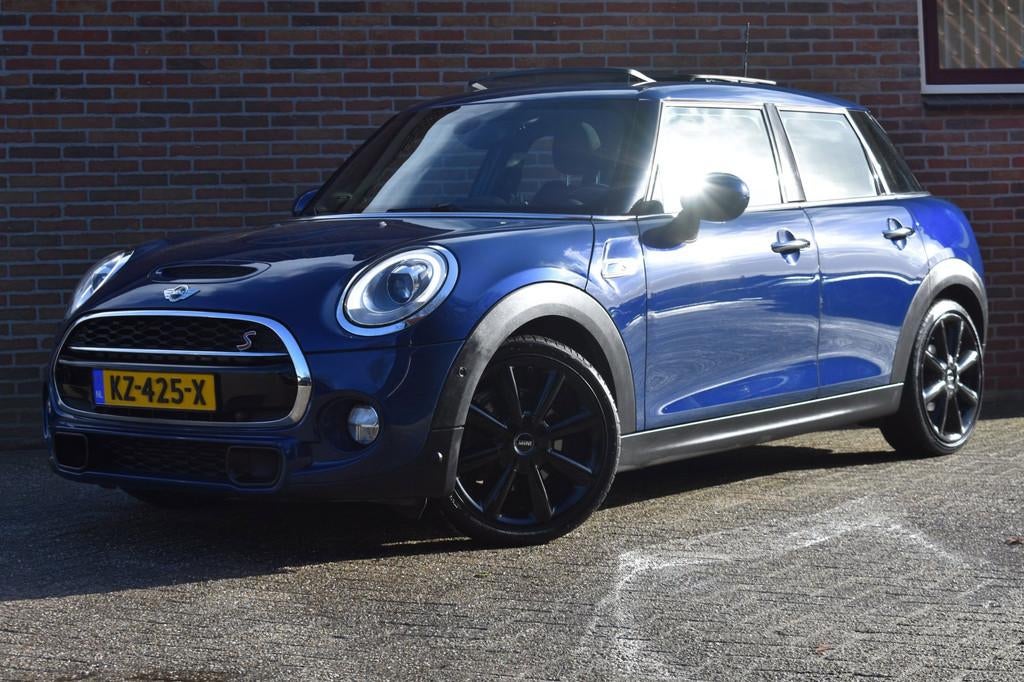 Mini Mini 2.0 Cooper SD Chili Serious Business '17 LED Pano, Auto's, Mini, Voorwielaandrijving, 4 cilinders, Blauw, Leder en Stof