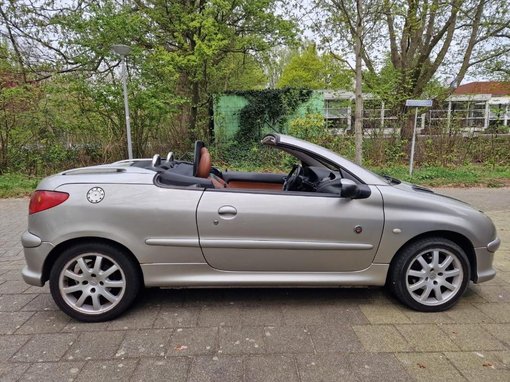 Peugeot 206 2.0 16V CC 2004 Grijs, Auto's, Peugeot, 136 pk, 4 cilinders, Cabriolet, 4 stoelen