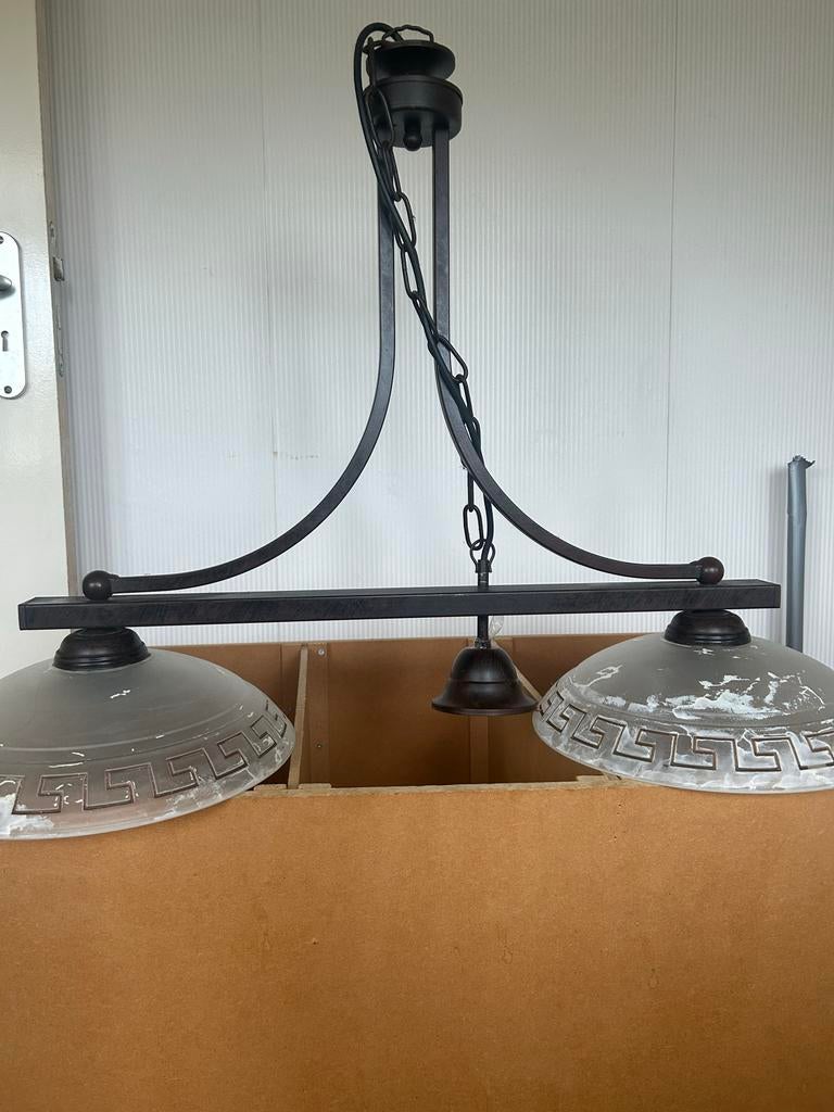 Griekse hanglamp met 2 glazen kappen - Klassiek design, Huis en Inrichting, Lampen | Hanglampen, Ophalen, Gebruikt, Glas, 50 tot 75 cm