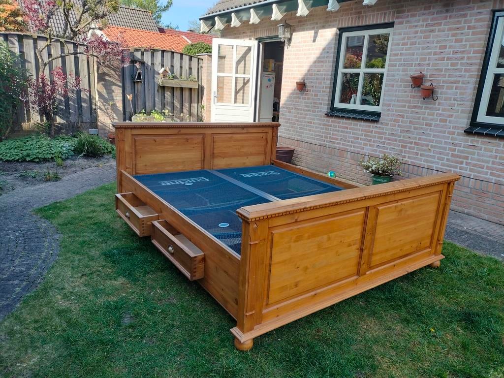 Houten bed incl. matras met bijbehorende spiegel, Ophalen, Gebruikt, Tweepersoons, Hout