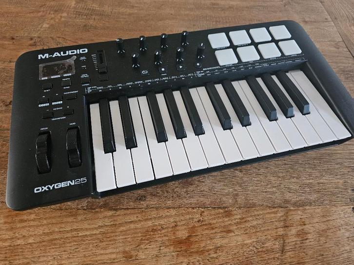 M-Audio Oxygen 25, Muziek en Instrumenten, Midi-apparatuur, Zo goed als nieuw, Ophalen of Verzenden