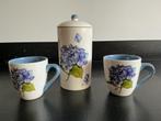 Jet ter Steege Hortensia servies set - 2 mokken en pot, Ophalen of Verzenden, Zo goed als nieuw, Overige stijlen, Kop(pen) en/of Schotel(s)