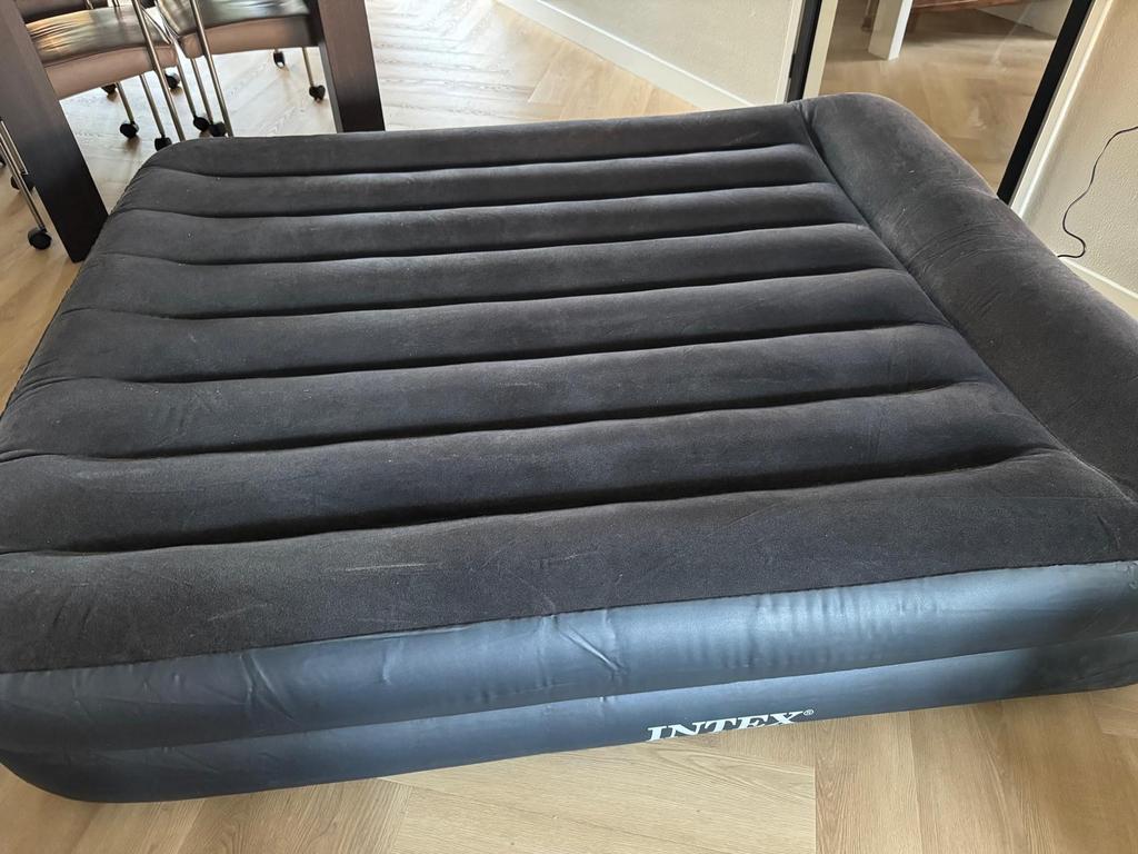 Intex 2 persoons Luchtbed met ingebouwde pomp, Ophalen, Zo goed als nieuw