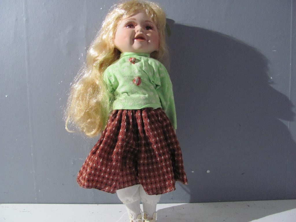 handgemaakte pop Porseleinen, Ophalen of Verzenden, Zo goed als nieuw, Pop