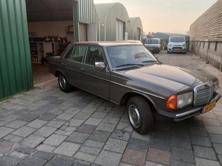 Mercedes w123 2.3 met werk, Auto's, Mercedes-Benz, Particulier, Benzine, Sedan, Handgeschakeld, Bruin, Bruin, Leder en Stof, Achterwielaandrijving