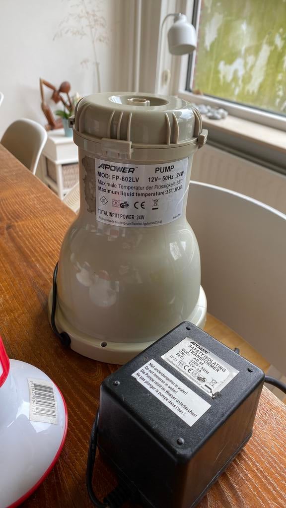 Zwembadpomp 12v en reinigingsset, Ophalen of Verzenden, Zo goed als nieuw