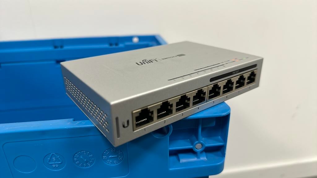 Ubiquiti UniFi Switch 8 Poort 60W PoE, Computers en Software, Netwerk switches, Ophalen, Zo goed als nieuw