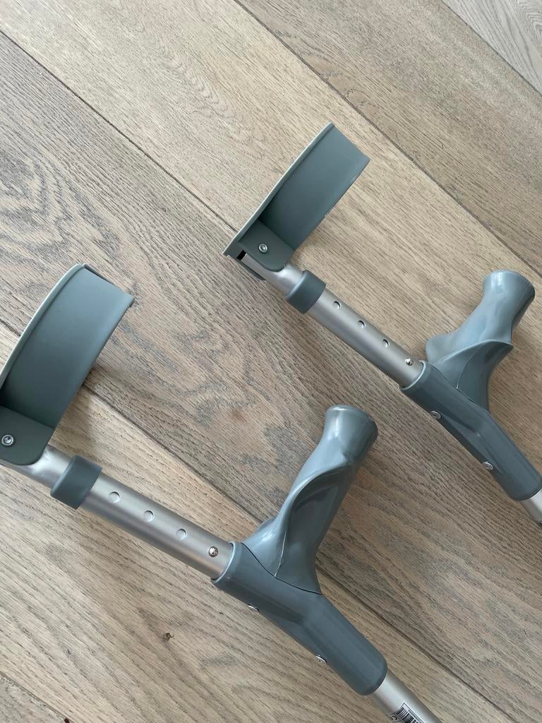 Elleboog krukken max 1 week gebruikt, Ophalen, Zo goed als nieuw