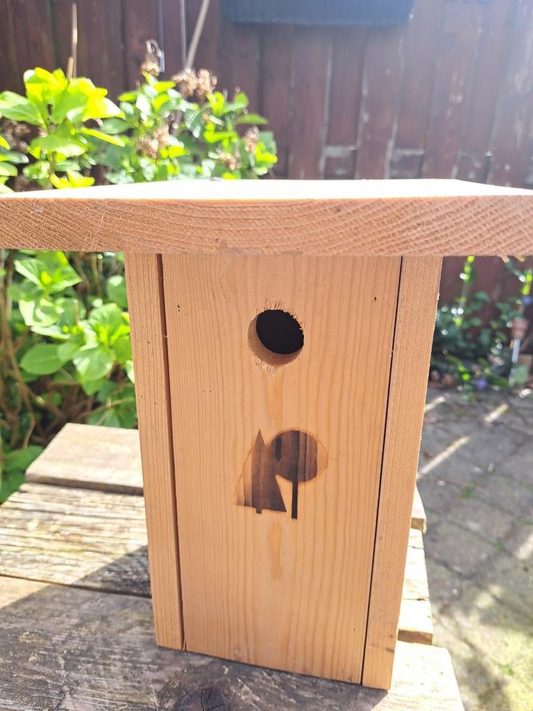 Nieuw hoog hout vogelhuis met openslaande boven deksel., Tuin en Terras, Ophalen of Verzenden, Nieuw
