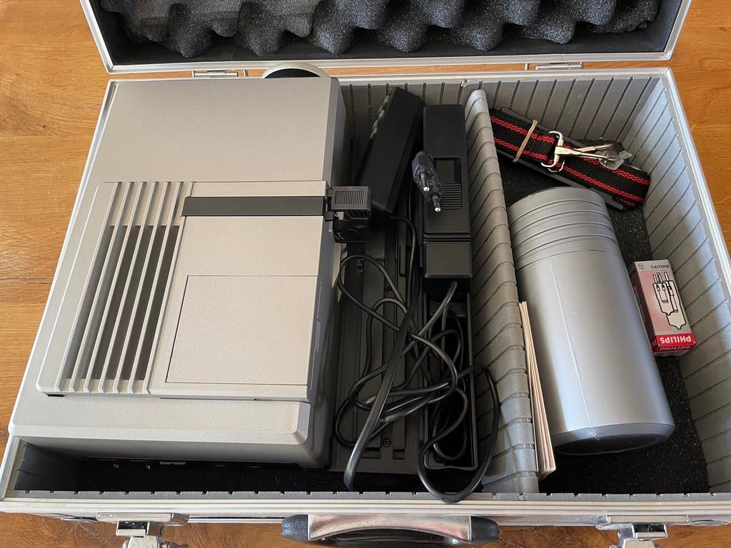 Leica diaprojector in koffer met lens, Audio, Tv en Foto, Diaprojectors, Ophalen of Verzenden, Gebruikt