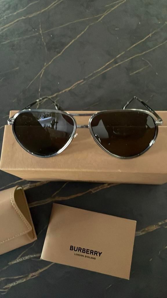 Burberry Piloten Zonnebril met Originele Doos en Etui, Overige merken, Zonnebril, Nieuw, Ophalen of Verzenden