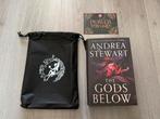 The Gods Below - Andrea Stewart [Fairyloot], Ophalen of Verzenden, Zo goed als nieuw