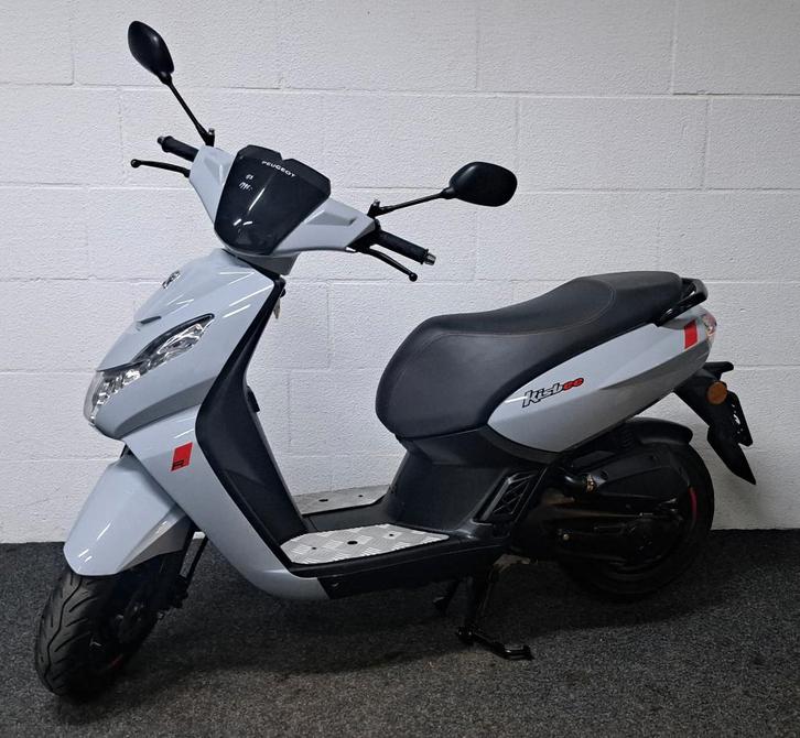 Peugeot Kisbee bromscooter in de kleur nardo grey, Fietsen en Brommers, Scooters | Peugeot, Zo goed als nieuw, Overige modellen