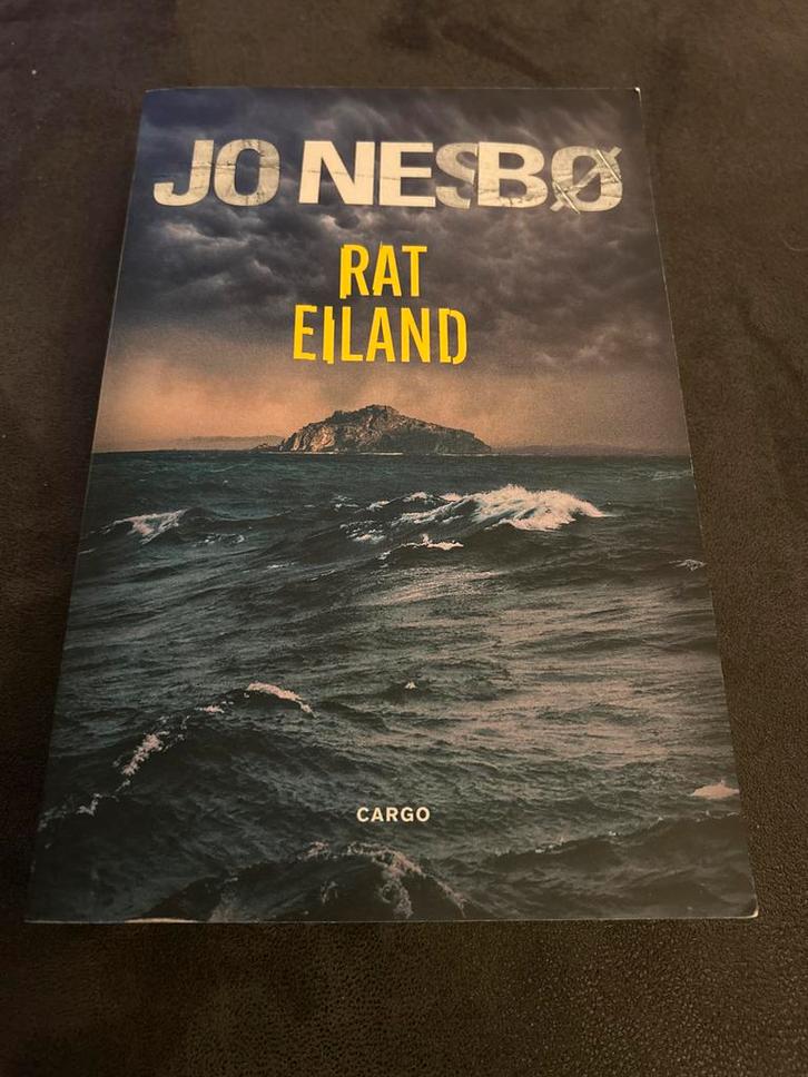 Jo Nesbø - Rat Eiland (Thriller), Boeken, Thrillers, Zo goed als nieuw, Scandinavië, Ophalen of Verzenden