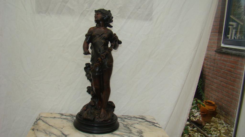 Vrouw met bloemen tooi, Antiek en Kunst, Ophalen of Verzenden