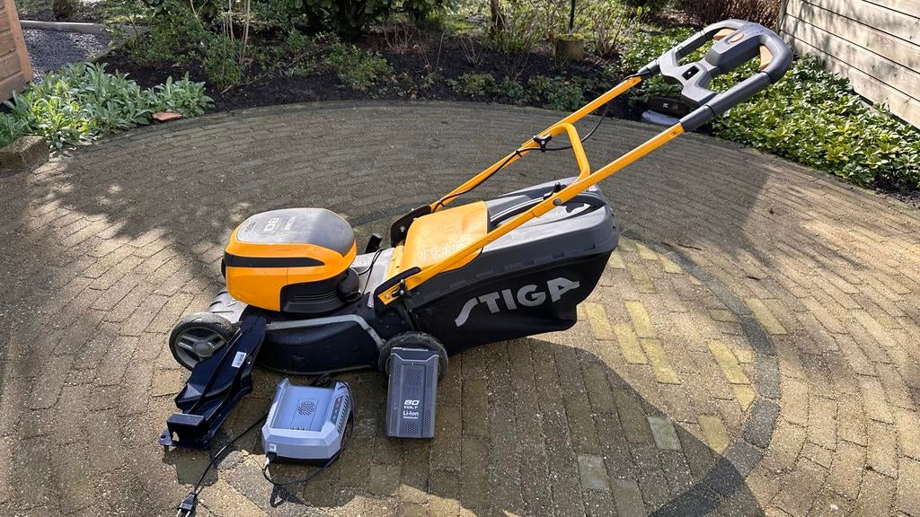 Stiga Combi 48 AE Accu Grasmaaier met Accu en Lader, Tuin en Terras, Grasmaaiers, Cirkelmaaier, Gebruikt, Accu-grasmaaier, Mulchfunctie