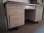 Vintage metalen bureau met lades - Industrieel design, Huis en Inrichting, Bureaus, Ophalen, Gebruikt