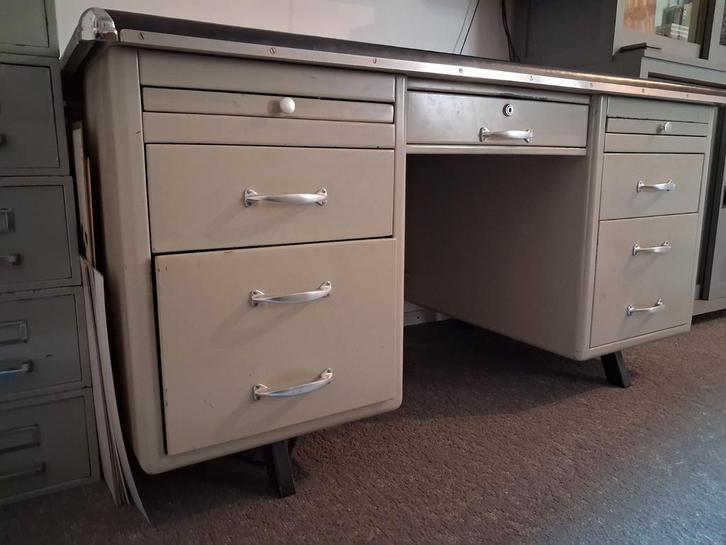 Vintage metalen bureau met lades - Industrieel design, Huis en Inrichting, Bureaus, Gebruikt, Ophalen