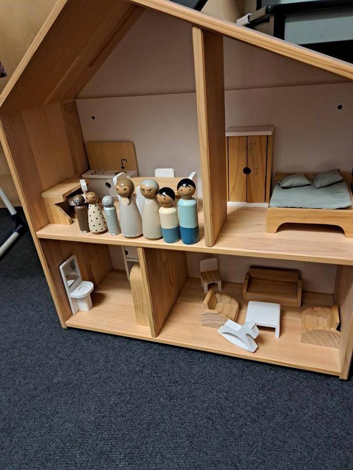 IKEA Poppenhuis met Petite Amelie Meubels en Poppetjes, Kinderen en Baby's, Speelgoed | Poppenhuizen, Zo goed als nieuw, Poppenhuis