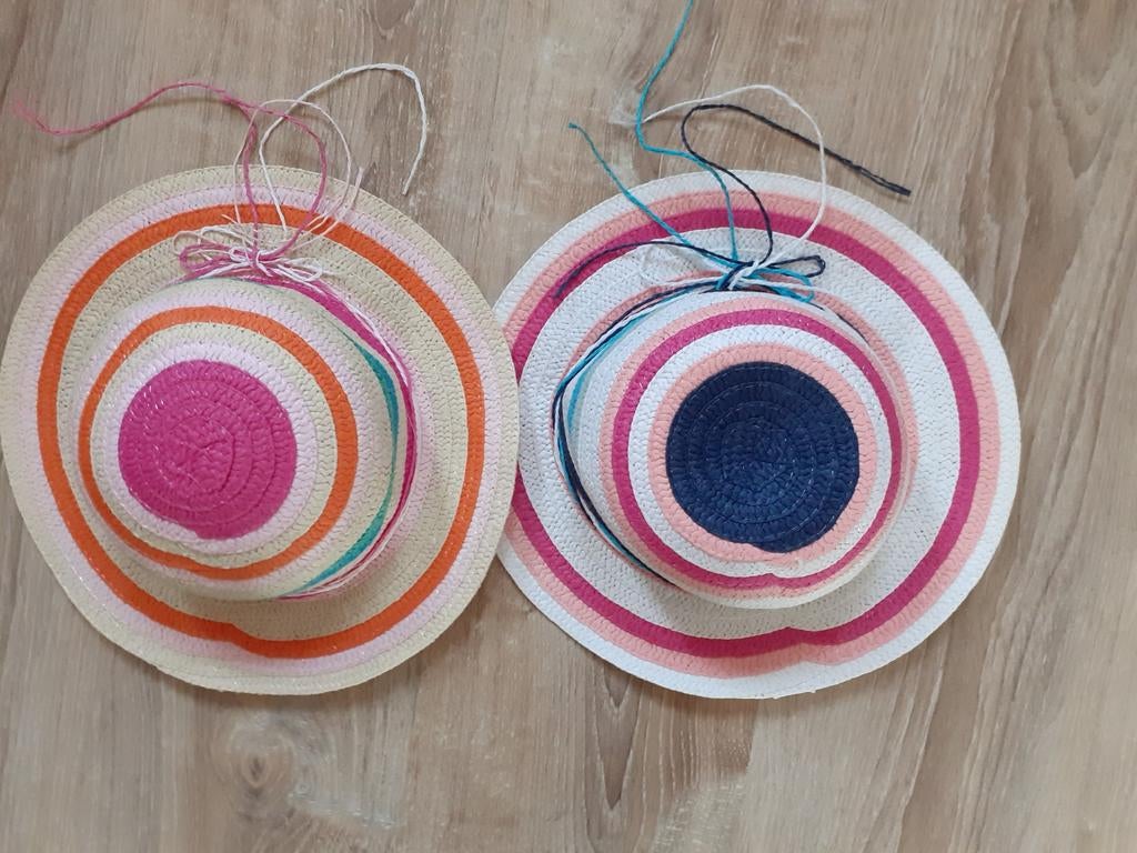 1 nieuwe en 1 zgan strohoedjes te dragen tot maat 122, Kinderen en Baby's, Kinderkleding | Petten en Hoeden, Meisje, Hoed, Ophalen of Verzenden