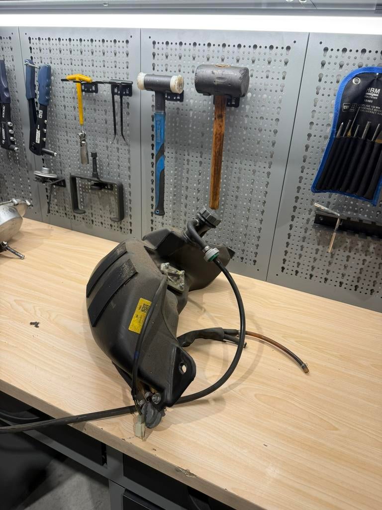 Benzine tank Vespa Sprint/Primavera 2V/4V 4takt, Fietsen en Brommers, Ophalen, Zo goed als nieuw, Tank, Vespa