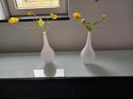 2 MOOIE SALONG WITTE VAZEN MET DECORATIE VAN IKEA, Wit, Ophalen of Verzenden, Minder dan 50 cm, Glas