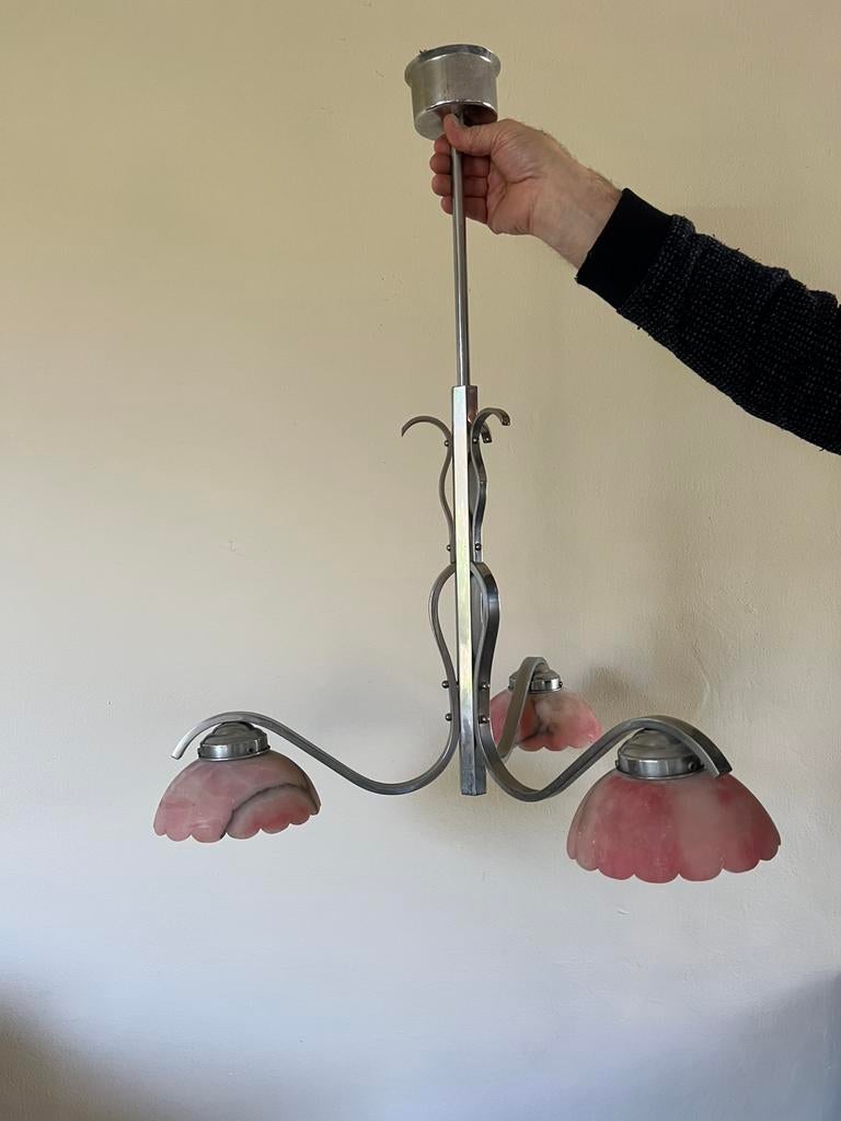 Chroom art deco hanglamp met roze albasten kapjes, Antiek en Kunst, Antiek | Lampen, Ophalen