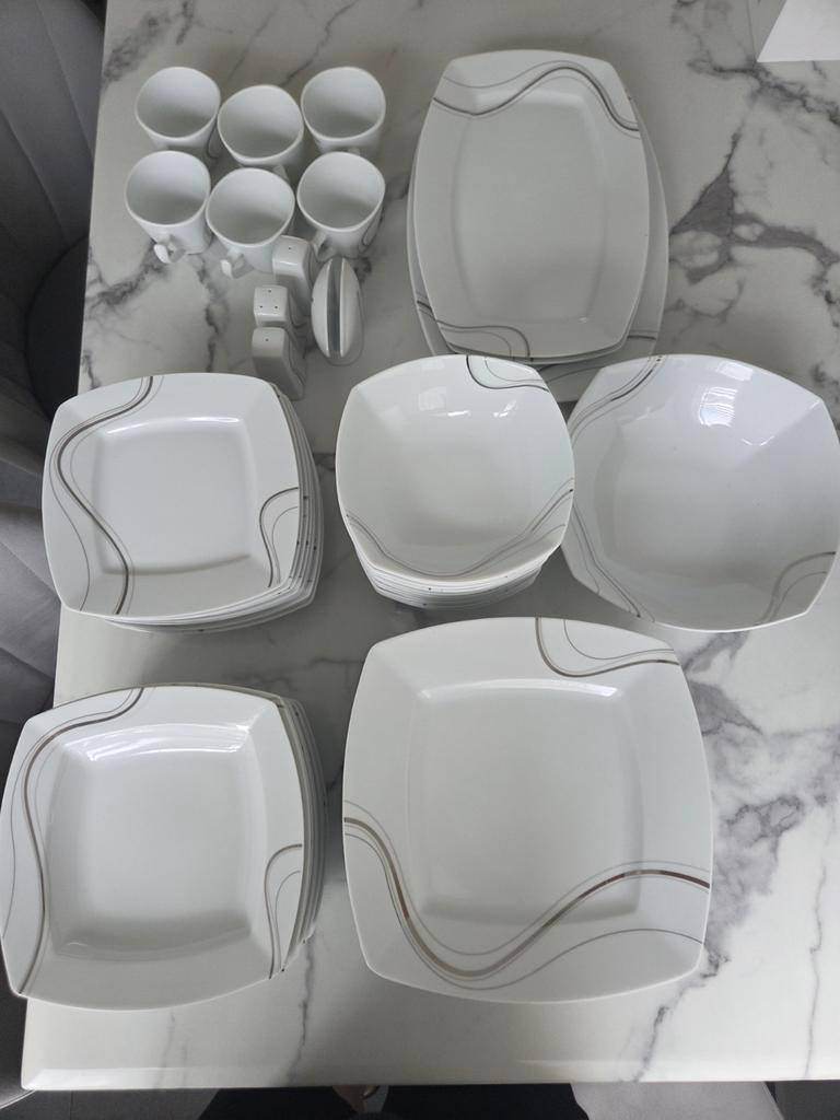 Compleet 62-delig borden servies van Falez. 12 persoons., Antiek en Kunst, Ophalen