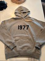 Essentials 1977 Hoodie Grijs met Zwarte Tekst - Nieuw met Ka, Kleding | Heren, Truien en Vesten, Ophalen of Verzenden, Nieuw, Maat 52/54 (L)
