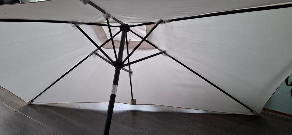 Witte parasol - te groot voor mijn balkon, Ophalen, Zo goed als nieuw, 2 tot 3 meter, Stokparasol