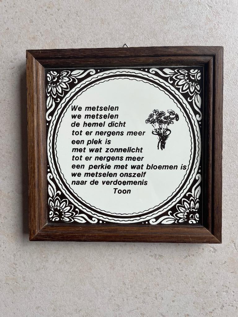 Tegeltje "We metselen..." Toon Hermans, Huis en Inrichting, Ophalen, Zo goed als nieuw