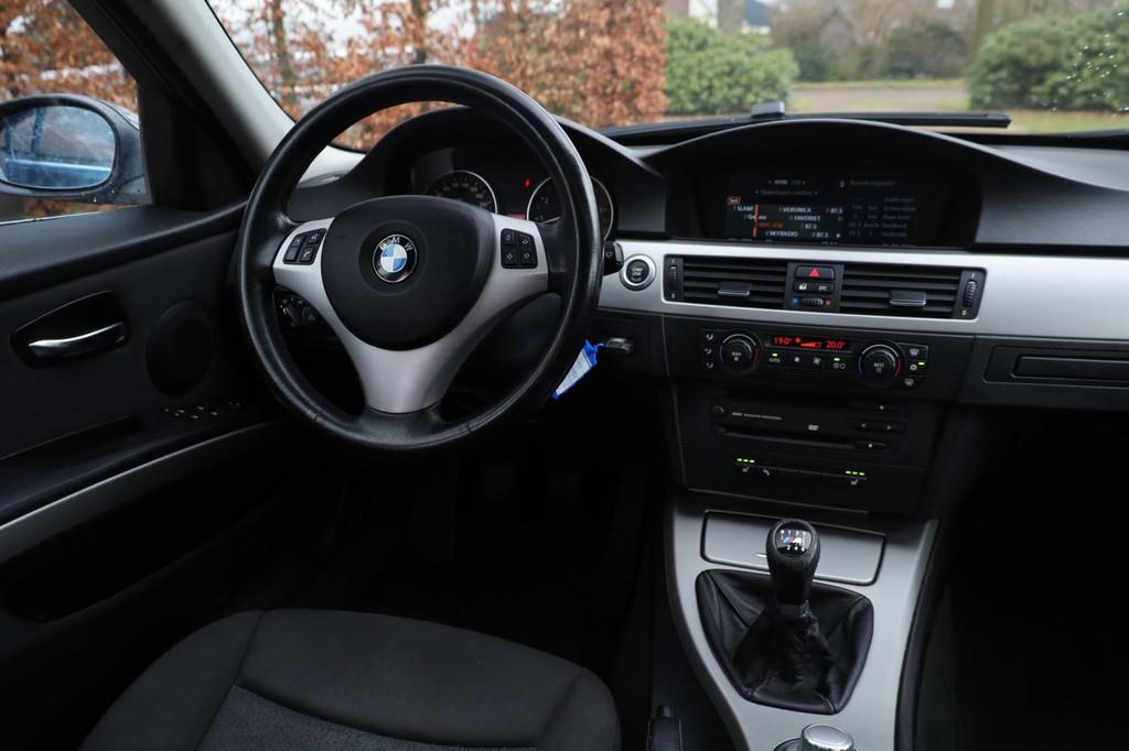 BMW 3-serie 325i Executive | 6-Cillinder | Handgeschakeld |, 745 kg, Achterwielaandrijving, Gebruikt, Zwart