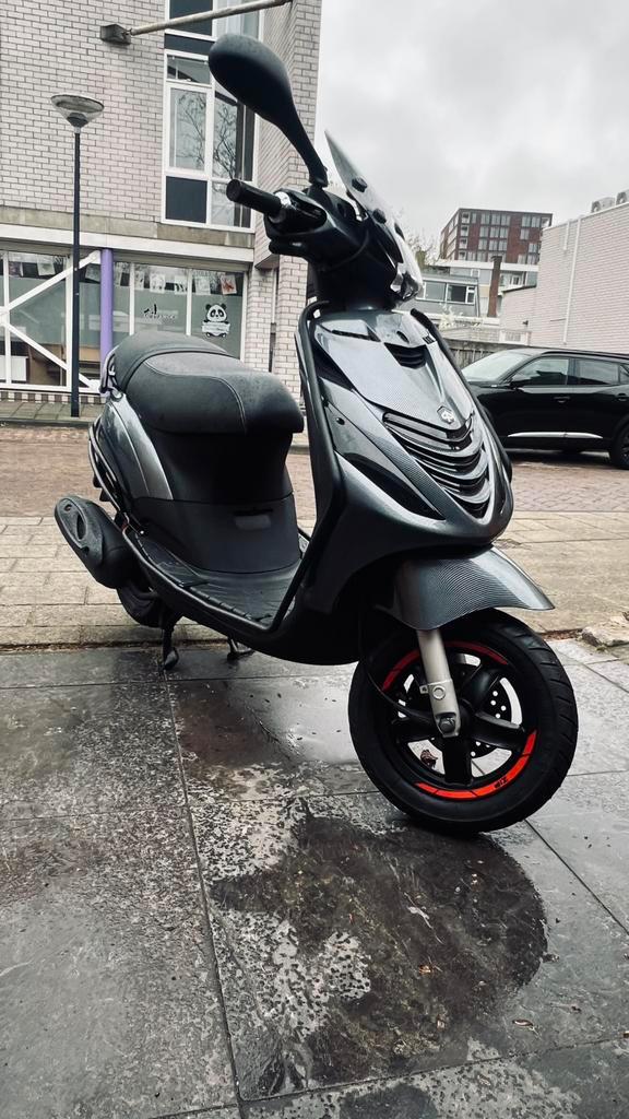 Te koop piaggio zip 2016 snor ( blauw plaat) carbon look, Fietsen en Brommers, Scooters | Piaggio, Zo goed als nieuw, Zip, Maximaal 25 km/u