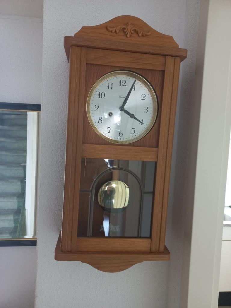 Klassieke houten wandklok met slinger, Antiek en Kunst, Antiek | Klokken, Ophalen of Verzenden