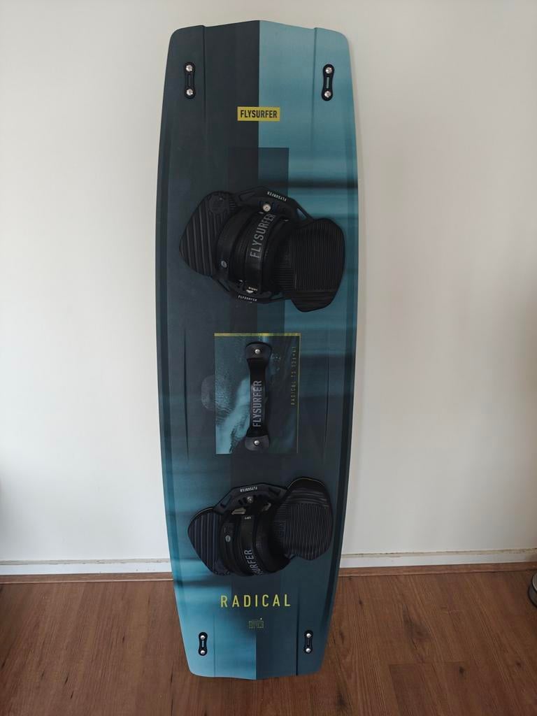 Flysurfer Team Series 136x41 Twintip Kiteboard met bindingen, Watersport en Boten, Kitesurfen, Ophalen, Twintip, Kiteboard, Zo goed als nieuw