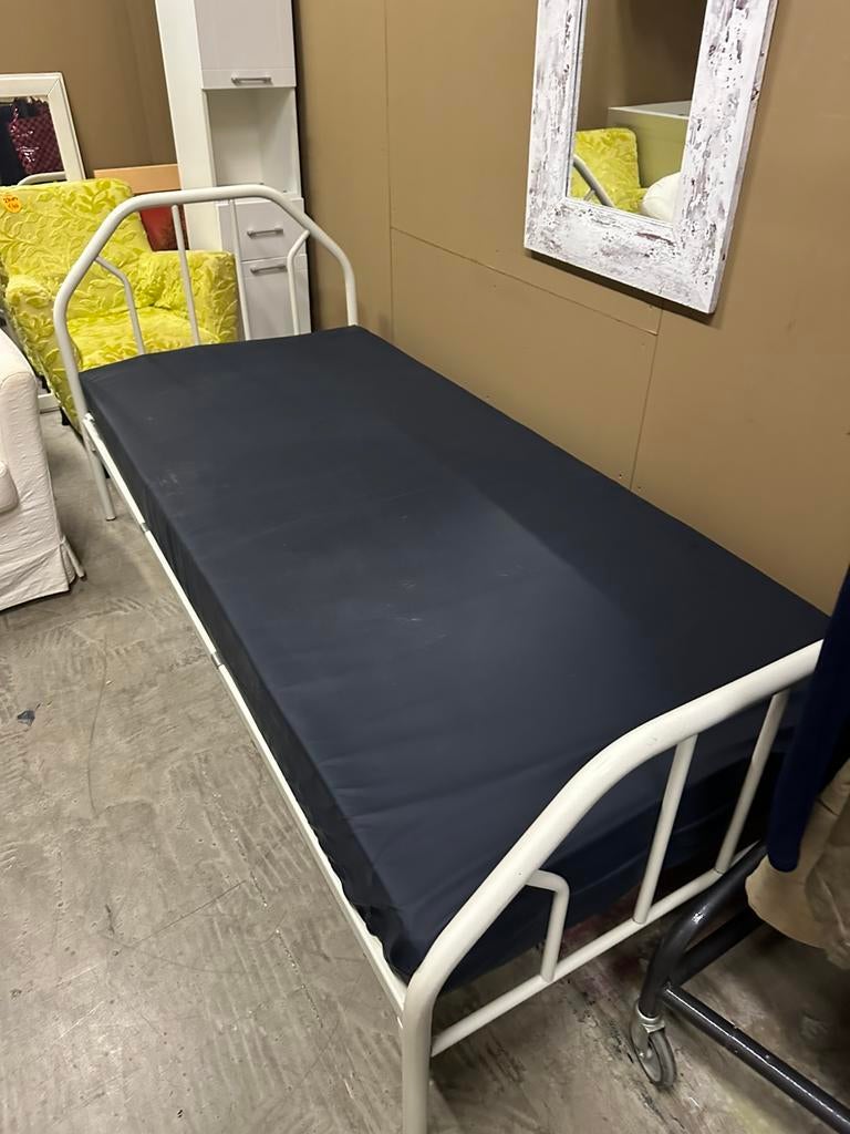 Een persoon bed met matras, Huis en Inrichting, 90 cm, Eenpersoons, Ophalen of Verzenden, Zo goed als nieuw