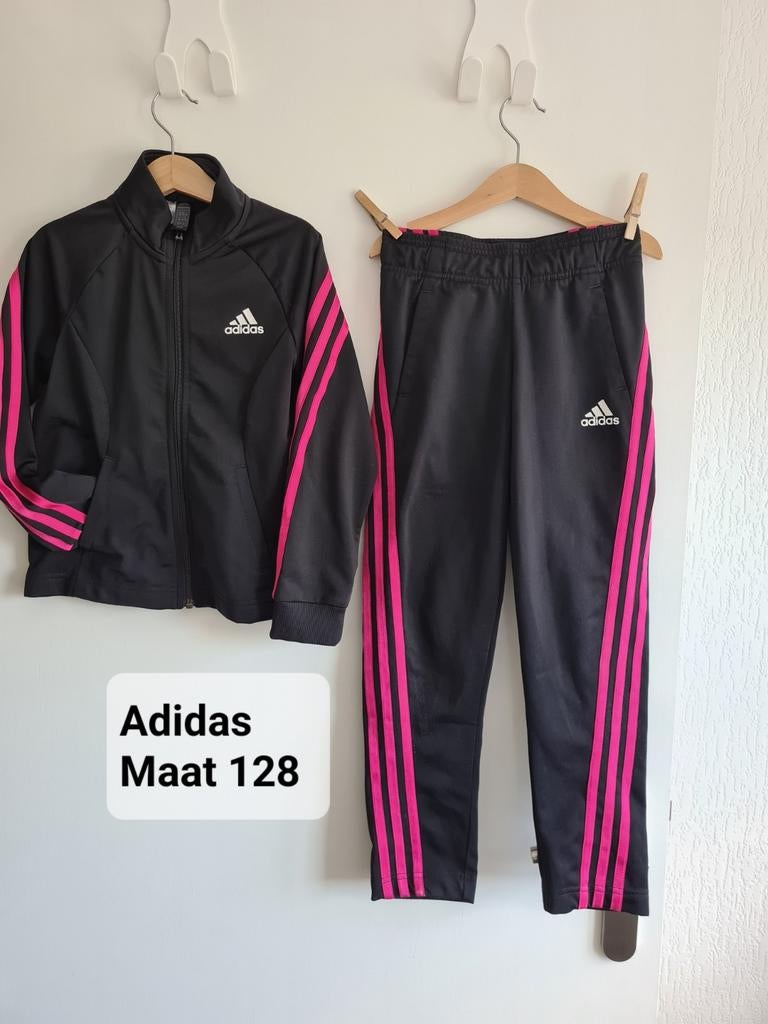 Adidas trainingspak jasje + broek zwart met roze Mt 128, Kinderen en Baby's, Kinderkleding | Maat 128, Adidas, Meisje, Sport- of Zwemkleding