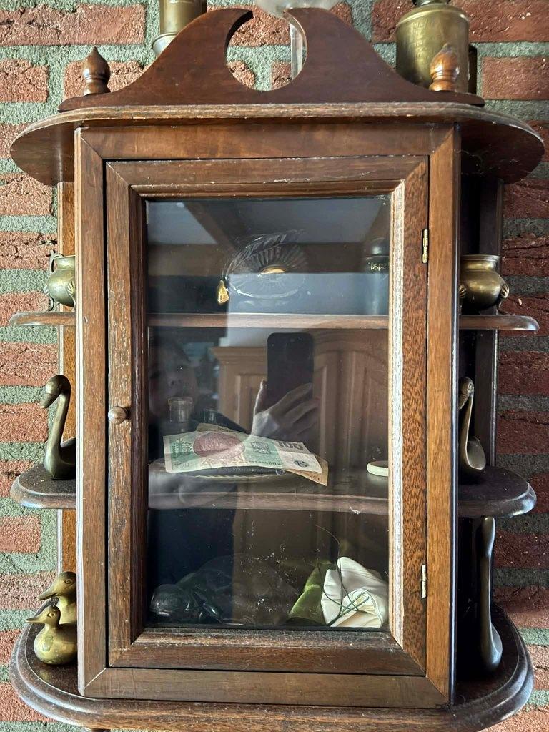 Donkerhouten hangkast, klassiek design & vitrine, Ophalen