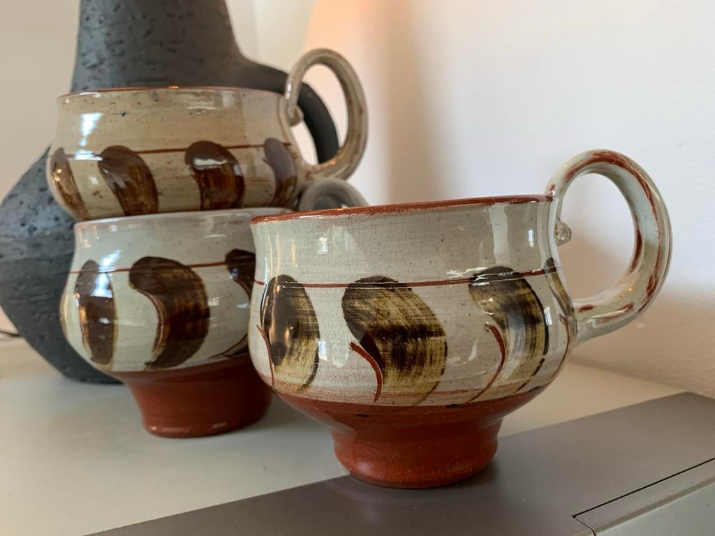 Set van 3 handgemaakte vintage aardewerk mokken, Ophalen of Verzenden, Zo goed als nieuw, Overige stijlen, Kop(pen) en/of Schotel(s)