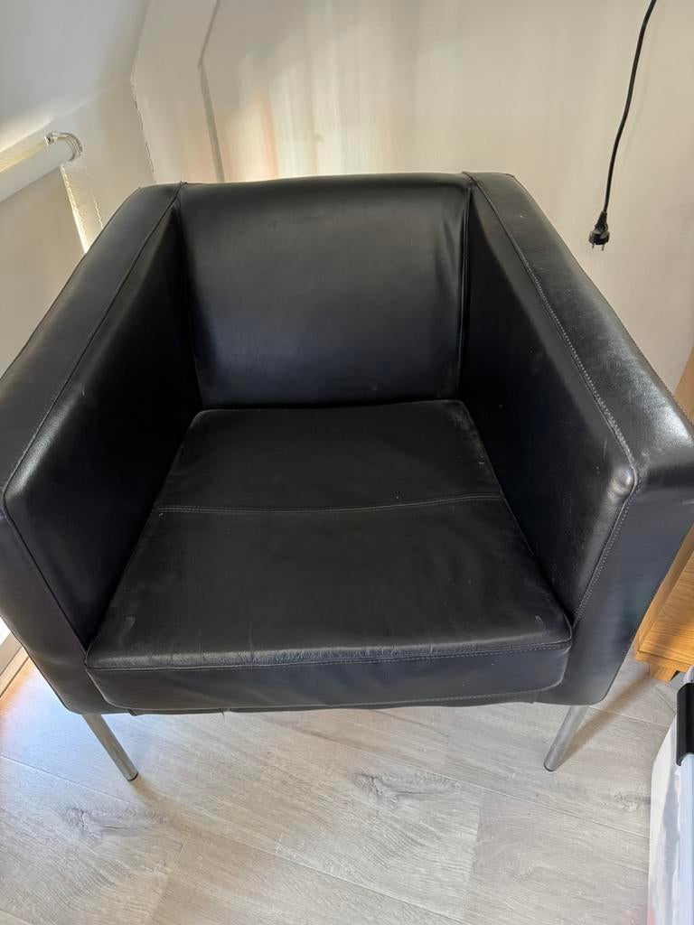 Black faux leather armchair, Ophalen, Minder dan 75 cm, Zo goed als nieuw, Metaal