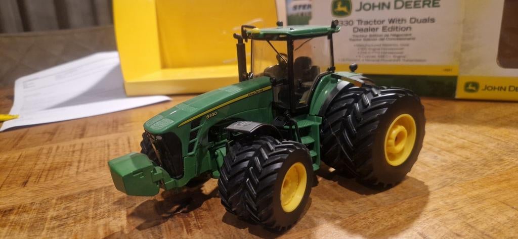 John Deere 8330 Tractor 1:32 Britains ERTL Dealer Edition, Ophalen of Verzenden, Nieuw, Tractor of Landbouw, Britains