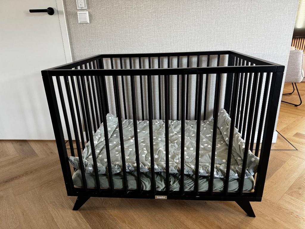 Bopita box zwart + boxmatras + boxkleden, Kinderen en Baby's, Boxen, Ophalen, Gebruikt, Rechthoekig, In hoogte verstelbaar