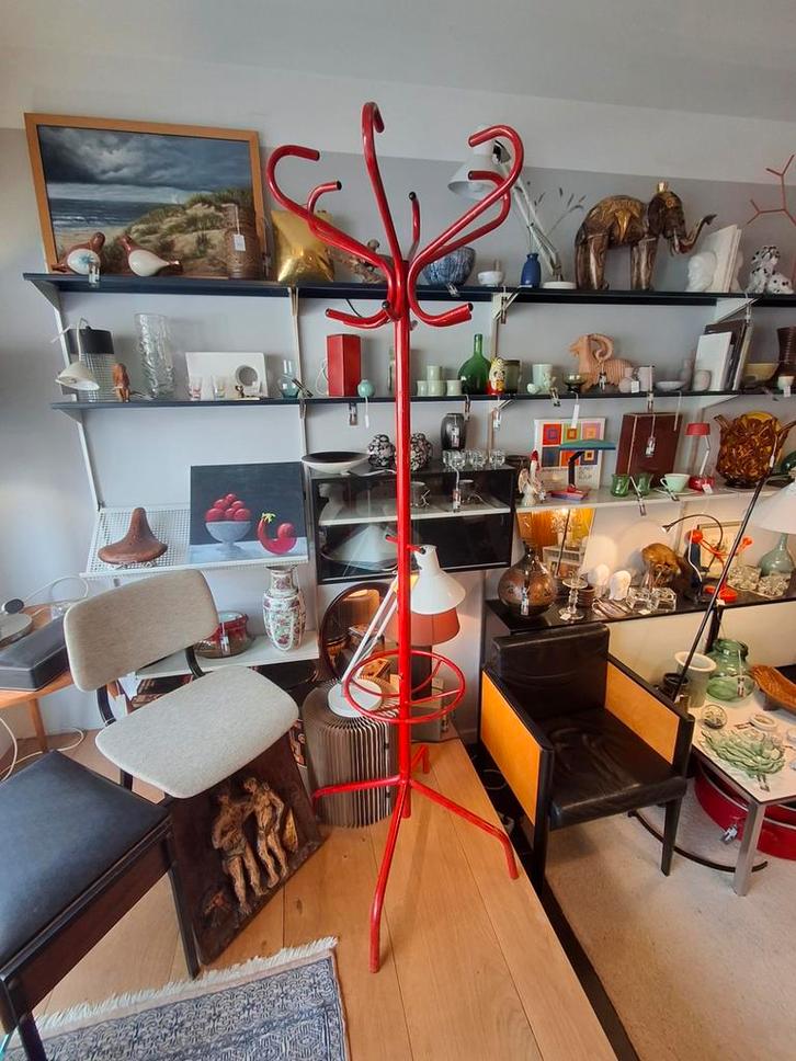 Staande vintage metalen kapstok | rood metaal, Huis en Inrichting, Woonaccessoires | Kapstokken, Gebruikt, Staande kapstok, 150 tot 200 cm