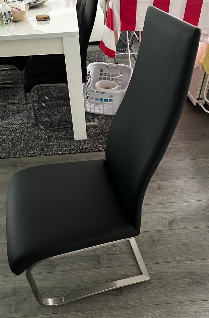4 zwarte kunstleerstoelen metaal onderkant,zo goed als nieuw, Huis en Inrichting, Stoelen, Ophalen, Zwart, Zo goed als nieuw, Vier